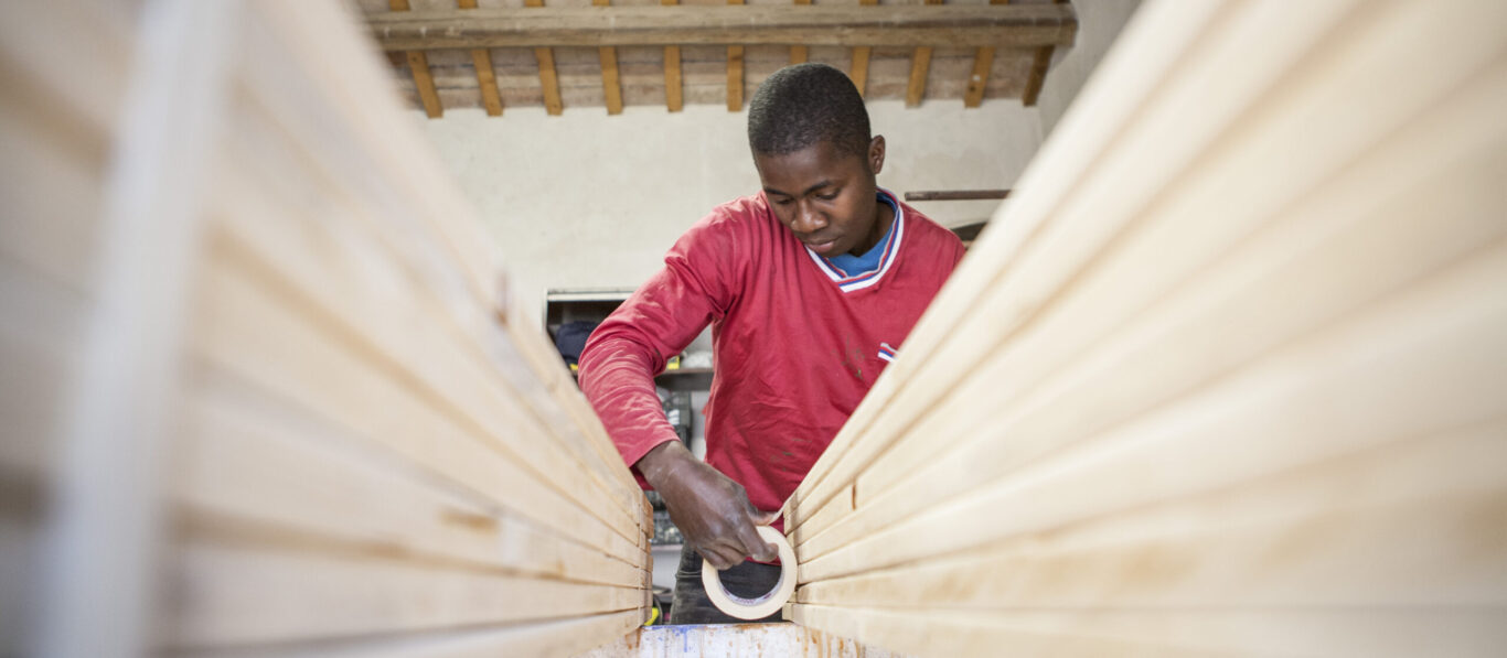 Un giovane immigrato al lavoro