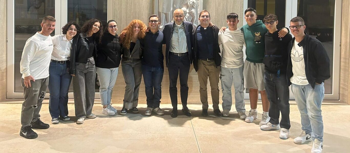 Don Leonardo Sgarra e don Michele Fabiano con gli animatori dell'oratorio