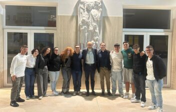 Don Leonardo Sgarra e don Michele Fabiano con gli animatori dell'oratorio