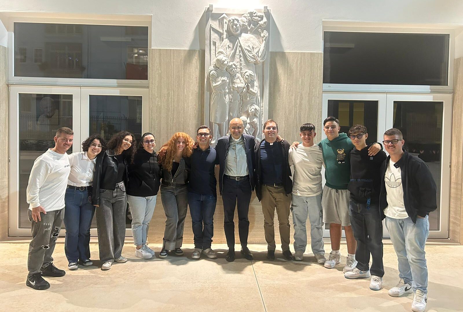 Don Leonardo Sgarra e don Michele Fabiano con gli animatori dell'oratorio