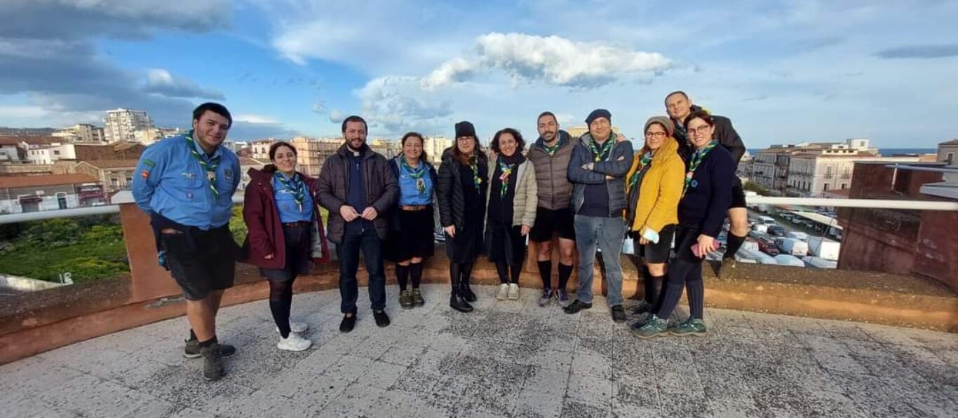 Don Piero con un gruppo di scout