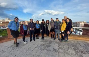 Don Piero con un gruppo di scout