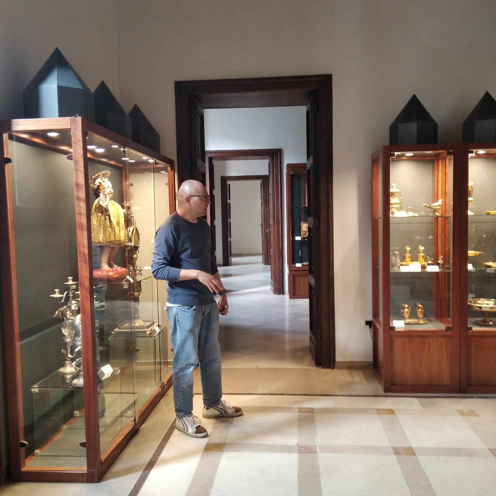 Don Michele Bellino illustra il Museo diocesano di Bari